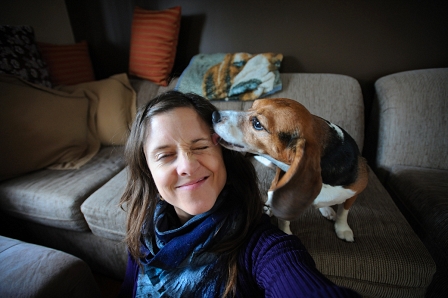 Fotografin Jo-Anne McArthur mit einem Beagle, der als Laborversuchshund verwendet wurde